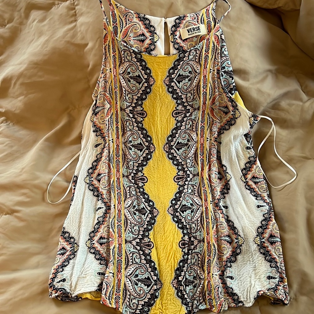 NWOT VERSE Flowy keyhole back tank size L